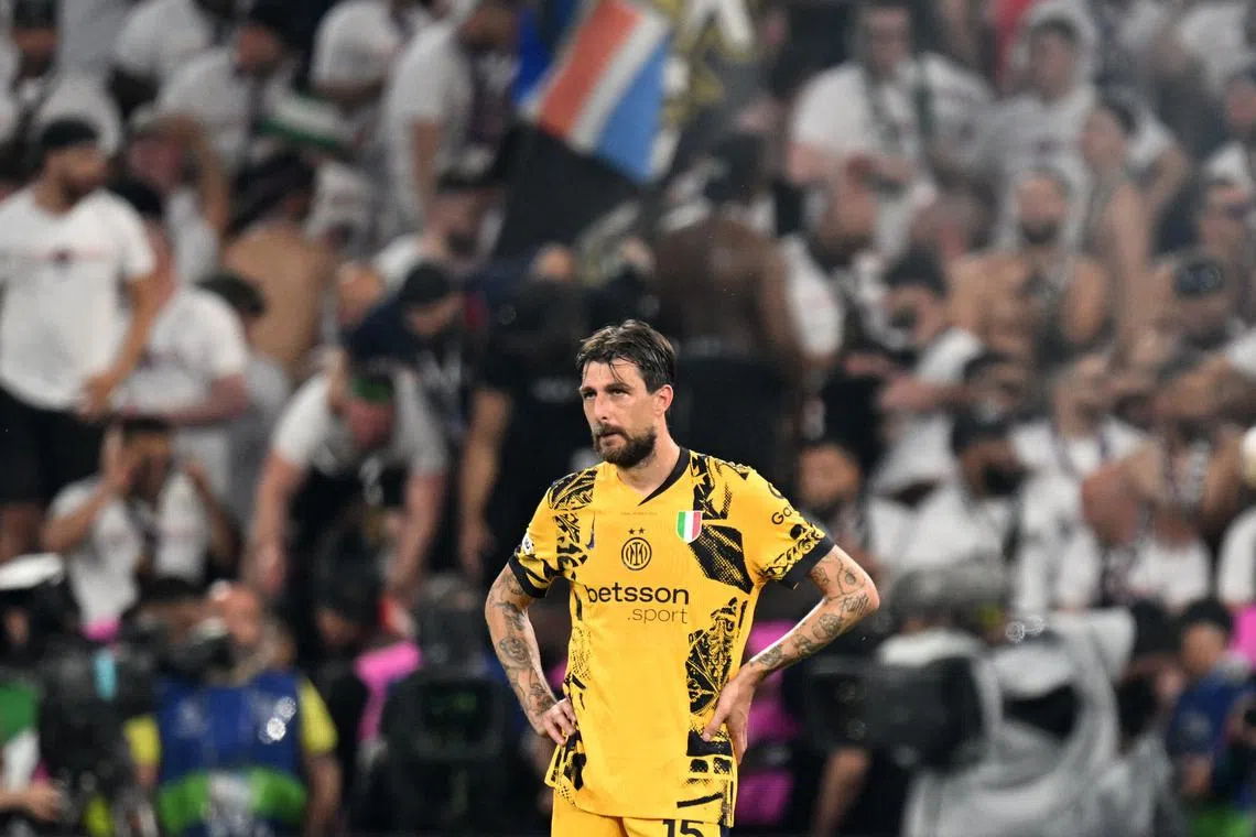 Soccer Football - Champions League - Final - Paris St Germain v Inter Milan - Allianz Arena, Munich, Germany - May 31, 2025 Inter Milan's Francesco Acerbi looks dejected after Desire Doue scores Paris St Germain's third goal REUTERS/Angelika Warmuth