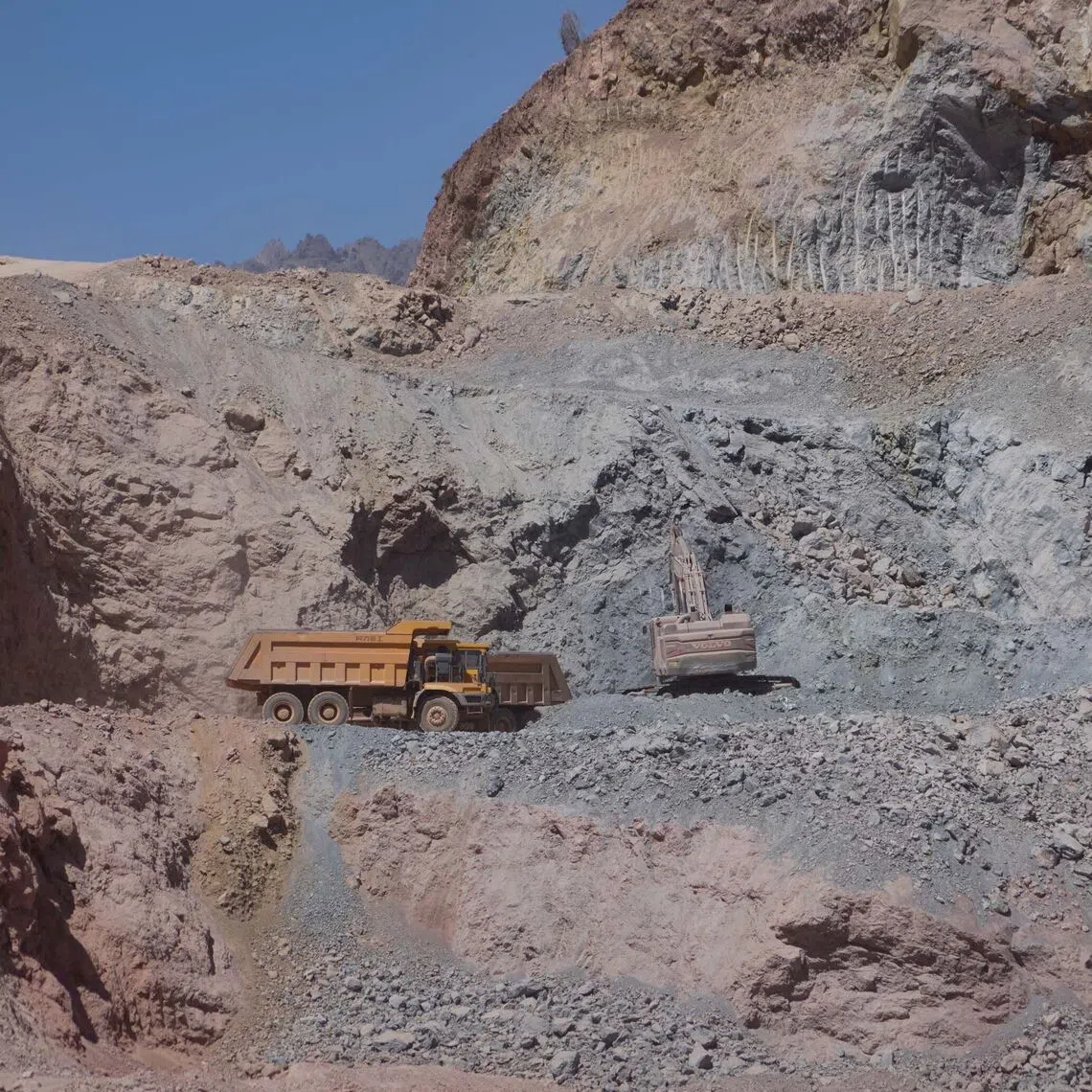 Antimony is used both in battery technology and by the arms industry to reinforce armour plating and ammunition.