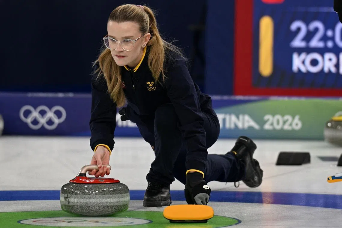 Milano Cortina 2026 Olympics - Curling - Mixed Doubles Round Robin Session 1 - Sweden vs South Korea - Cortina Curling Olympic Stadium, Cortina d'Ampezzo, Italy - February 04, 2026. Isabella Wranaa of Sweden in action REUTERS/Jennifer Lorenzini