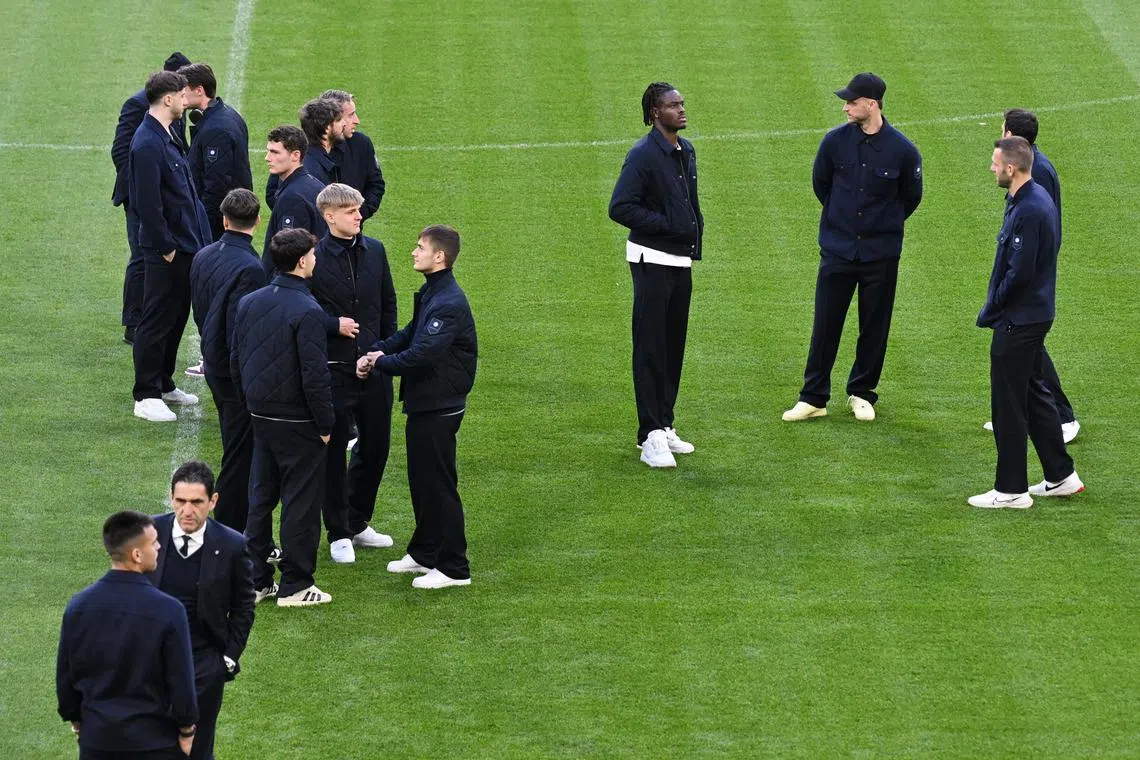 Soccer Football - Champions League - Inter Milan Pitch Walk - Allianz Arena, Munich, Germany - April 7, 2025 Inter Milan's Marko Arnautovic and Inter Milan's Yann Bisseck with teammates during the pitch walk REUTERS/Angelika Warmuth/File Photo