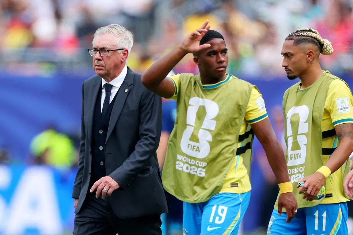 Soccer Football - FIFA World Cup 2026 - Round of 16 - Brazil v Norway - New York New Jersey Stadium, East Rutherford, New Jersey, U.S. - July 5, 2026 Brazil coach Carlo Ancelotti, Endrick and Raphinha before the second half REUTERS/Mike Segar