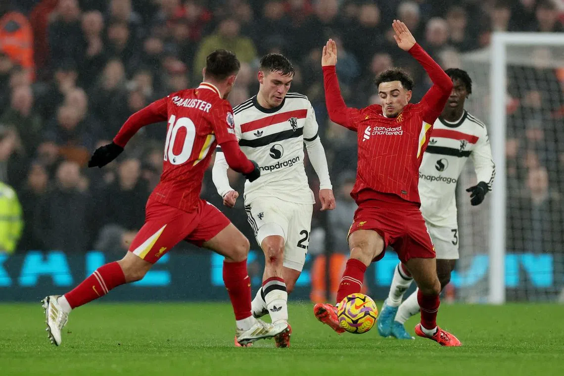 Soccer Football - Premier League - Liverpool v Manchester United - Anfield, Liverpool, Britain - January 5, 2025 Manchester United's Manuel Ugarte in action with Liverpool's Alexis Mac Allister and Curtis Jones REUTERS/Phil Noble