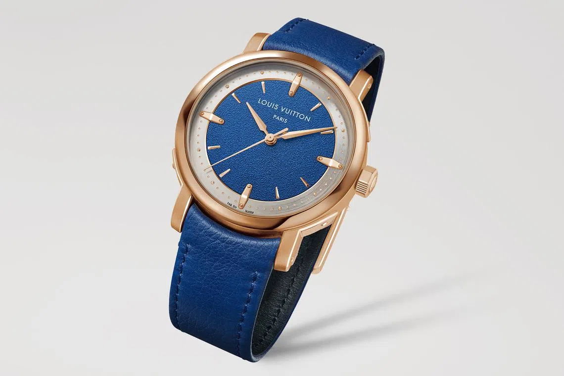 The lugs of the Escale allude to the iconic trunks of Louis Vuitton, resembling the angled form and riveted exterior of the brass brackets and corners that reinforce them.