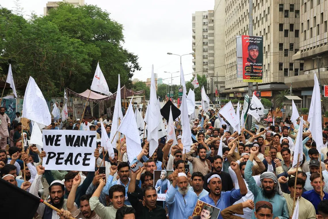 People from Pakistan and Afghanistan's border region tribal areas wave white flags and chant slogans during a rally to protest against the militant violence and killings of their elders and political figures in bomb attacks and to demand to restore peace, in Karachi, Pakistan July 13, 2025. REUTERS/Akhtar Soomro