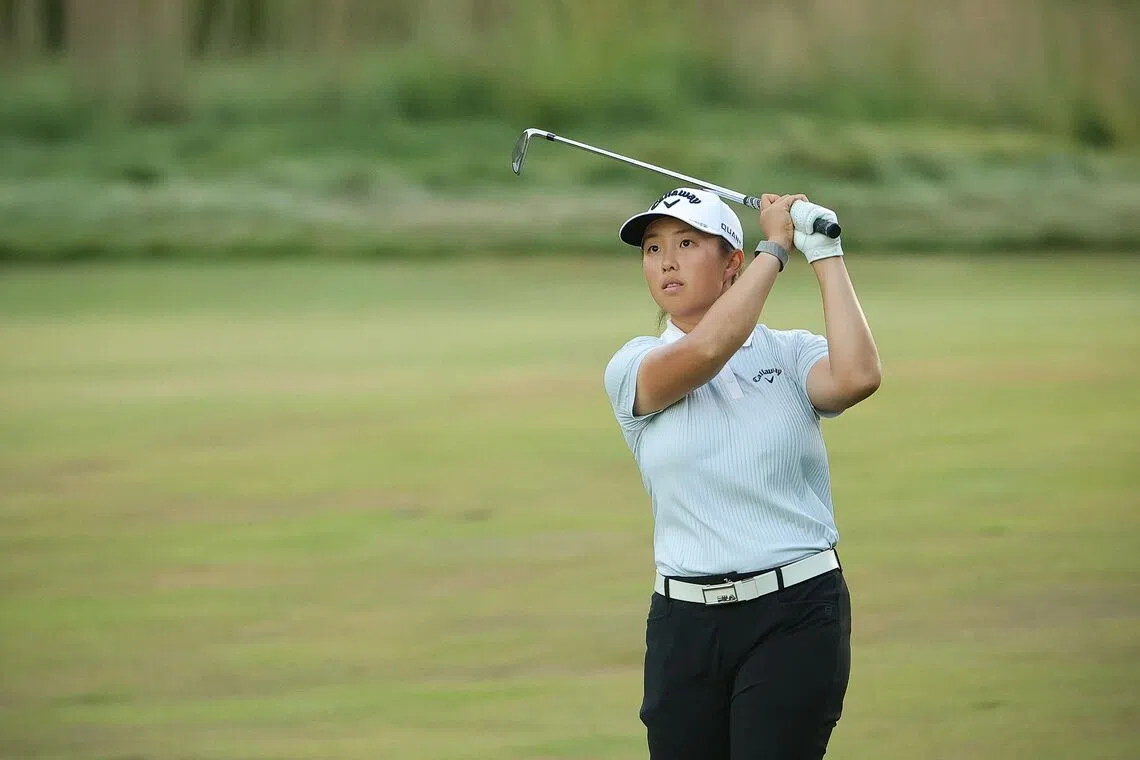 Yin Ruoning leads the FM Championship by one stroke.