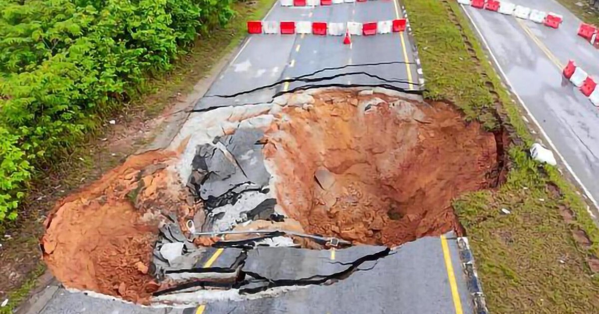 8m-deep sinkhole appears in Malaysian state of Kelantan, prompting road closure for urgent repairs