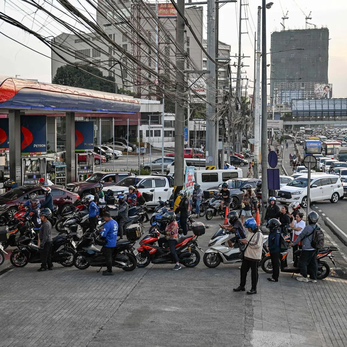 Police officers will maintain a strong presence at key fuel supply points to ensure that rules are followed and to prevent service disruptions to motorists, the national police chief said.