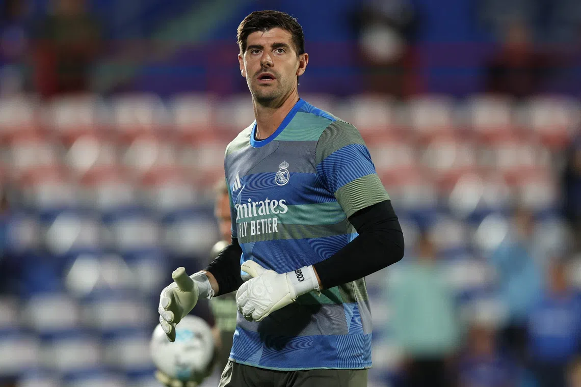 Soccer Football - LaLiga - Getafe v Real Madrid - Estadio Coliseum, Getafe, Spain - October 19, 2025 Real Madrid's Thibaut Courtois during the warm up before the match REUTERS/Violeta Santos Moura