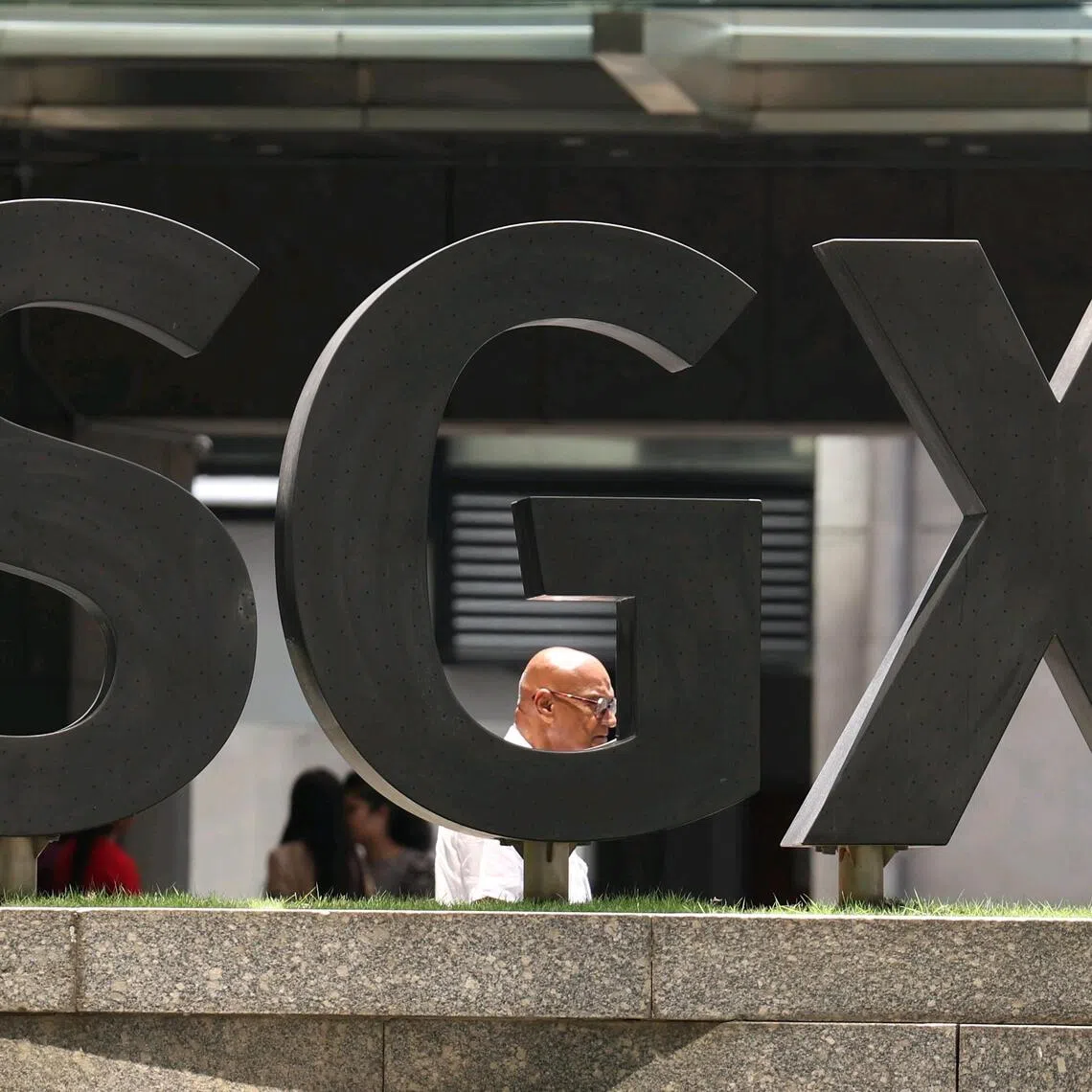 Across the broader market, losers outnumbered gainers 477 to 161, after 1.5 billion securities worth $1.8 billion changed hands.