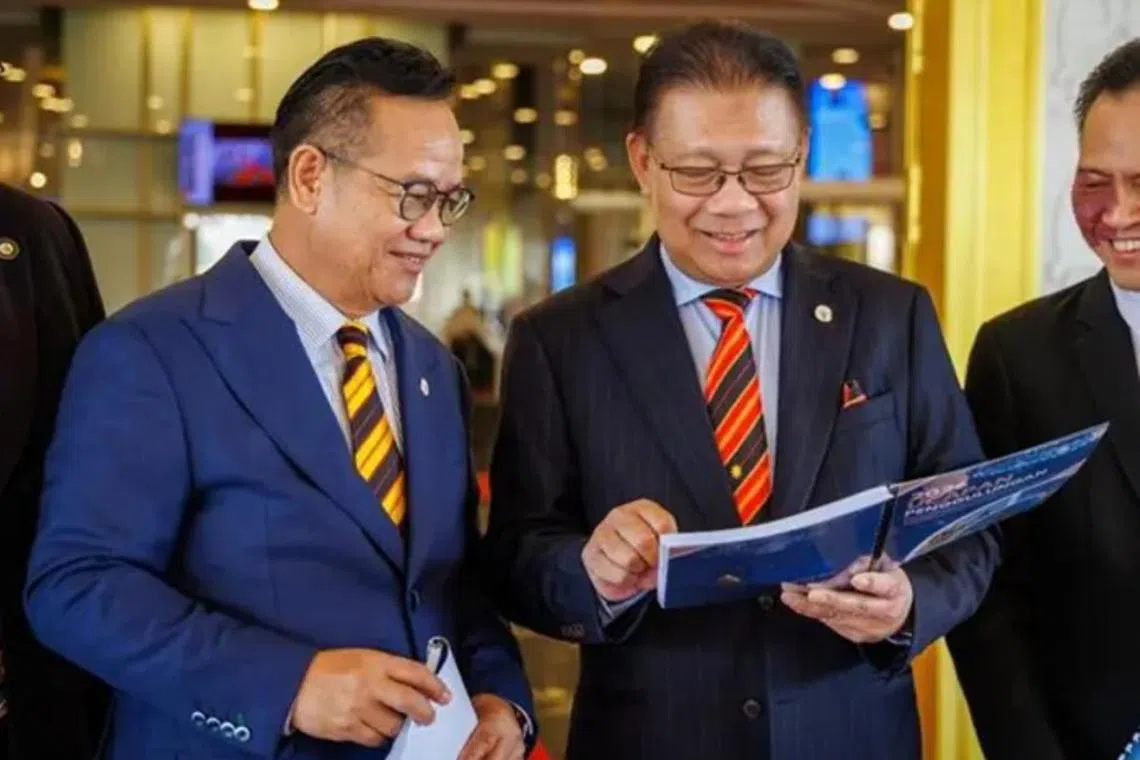 Malaysian state Utility and Telecommunication Minister Julaihi Narawi (right) chatting with his deputy Liwan Lagang.