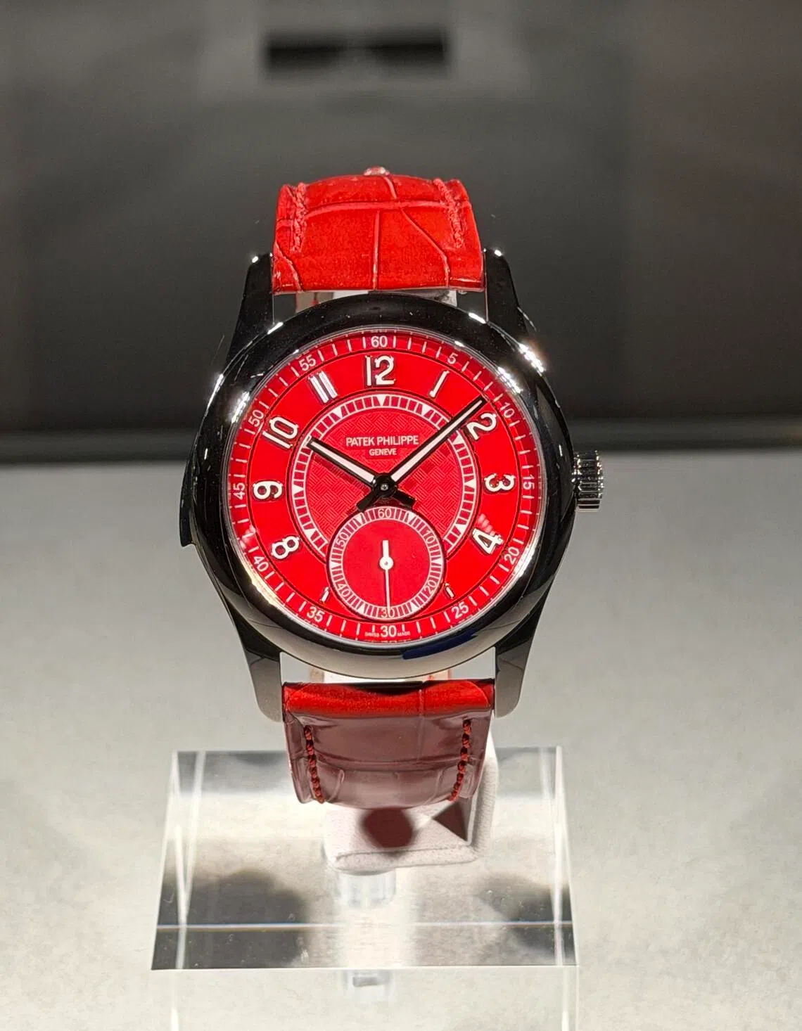 The five-piece limited edition 7047G-010P is also a headturner, a sporty minute repeater distinguished by a red-lacquered dial evoking the bodywork of the finest automobiles.