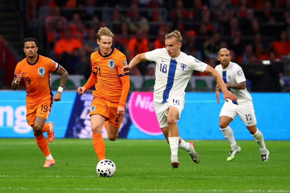 FILE PHOTO: Soccer Football - FIFA World Cup - UEFA Qualifiers - Group G - Netherlands v Finland - Johan Cruyff Arena, Amsterdam, Netherlands - October 12, 2025  Netherlands' Frenkie de Jong in action with Finland's Topi Keskinen REUTERS/Piroschka Van De Wouw/File Photo