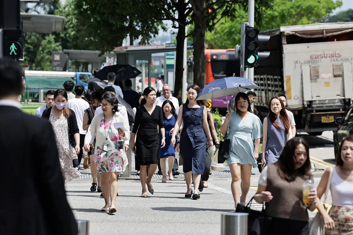 pixgeneric/  Photo of office workers during lunch hours at Marina CBD area taken on July 9, 2025- use for The breakthrough of technologies such as AI , and wave of digitization and transformation will affect everyone and these changes will impact working lives on a daily basis, economy, gig economy, salary adjustment, CPF, MOM, manpower, job market, retrenchment, female workforce refers to the segment of the population that is employed or actively seeking employment, low employment, high employment