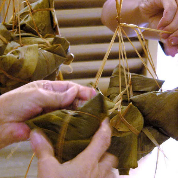Many hands go into the making of bakchang.