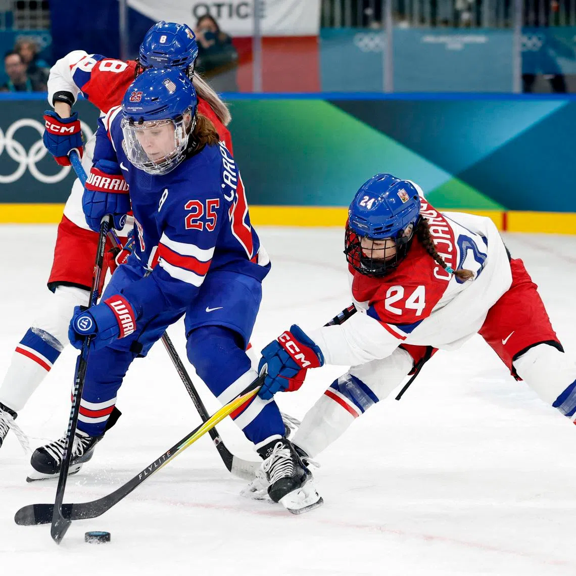 Milano Cortina 2026 Olympics - Ice Hockey - Women's Preliminary Round - Group A - United States of America vs Czech Republic - Milano Rho Ice Hockey Arena, Milan, Italy - February 05, 2026. Alex Carpenter of United States in action with Sara Cajanova of Czech Republic REUTERS/David W Cerny