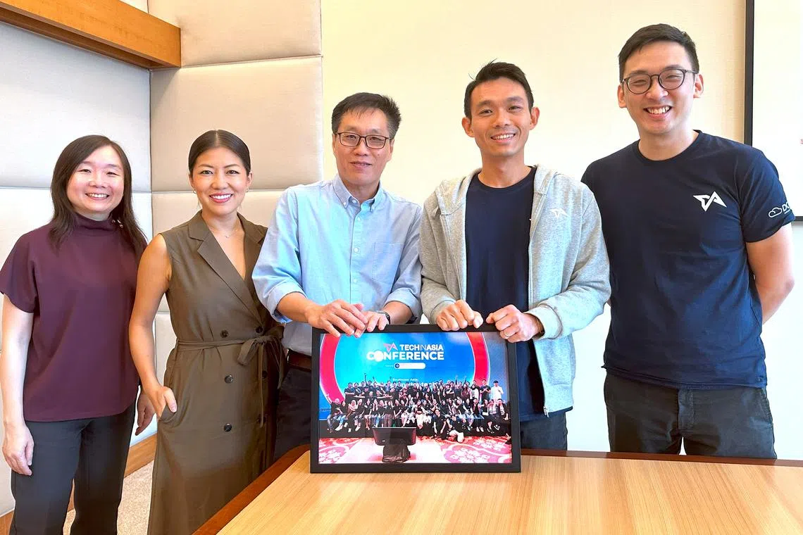 (From left) The Business Times editor Chen Huifen, Tech in Asia COO Maria Li, editor-in-chief of SPH Media’s English/Malay/Tamil Media Group Wong Wei Kong, Tech in Asia CEO Willis Wee and Tech in Asia editor-in-chief Terence Lee.