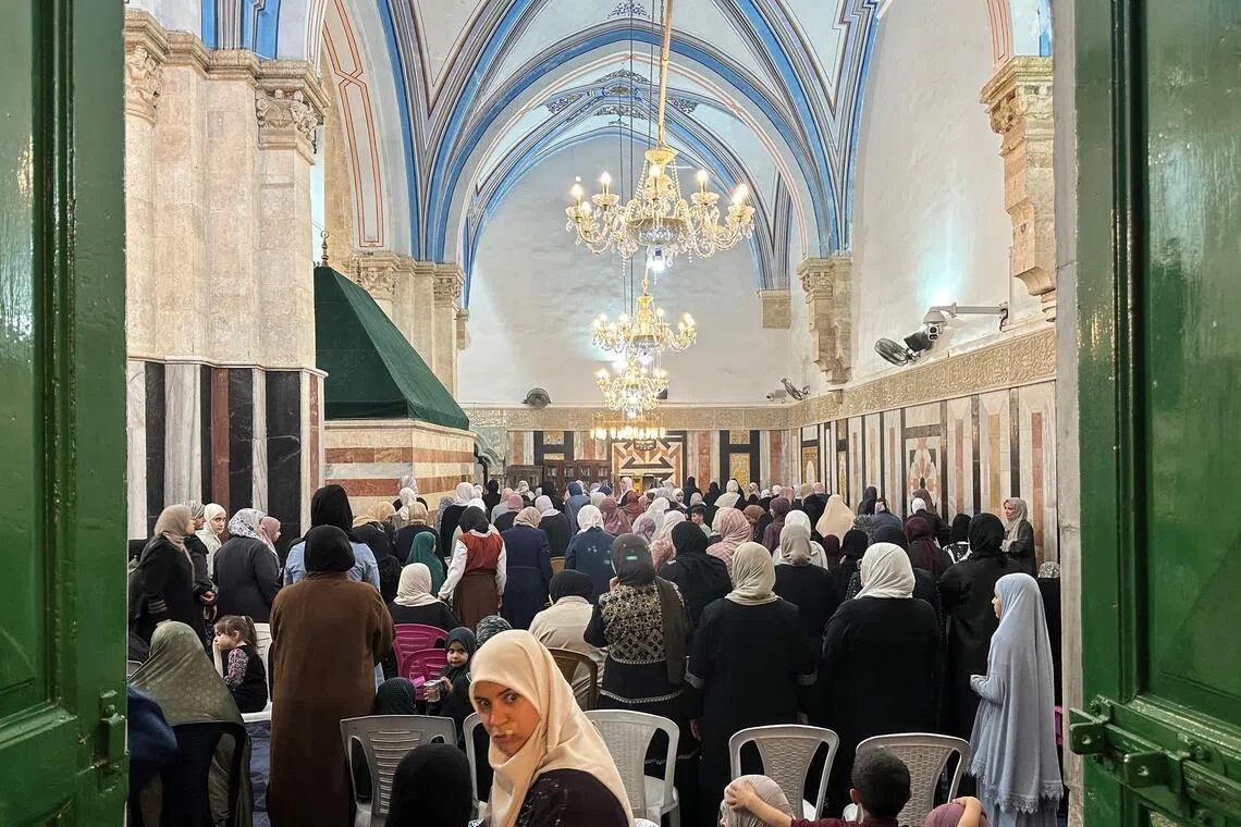 وطن نيوز – اشتباكات بين الإسرائيليين والفلسطينيين حول الحرم المقدس في مدينة الخليل