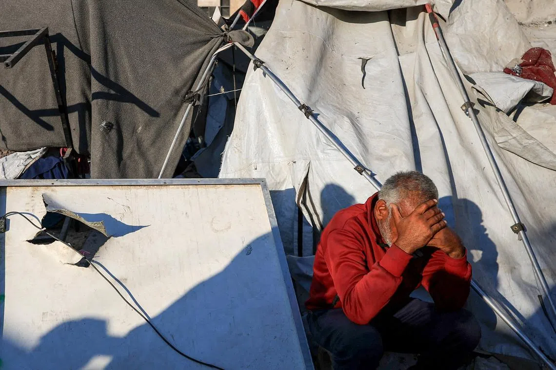 A Palestinian man reacts at the site of an overnight Israeli strike on a tent sheltering displaced people, in Gaza City, July 24, 2025. REUTERS/Dawoud Abu Alkas     TPX IMAGES OF THE DAY