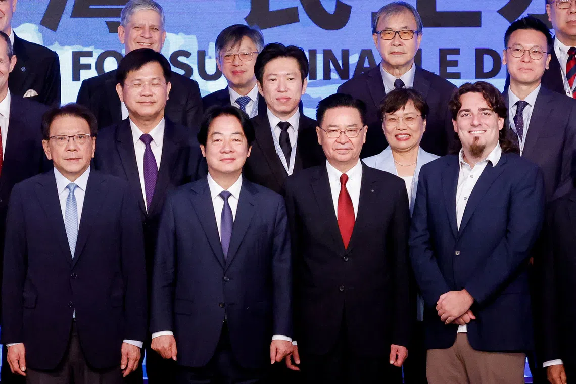 Taiwan President Lai Ching-te poses for a group photo with National Security Council Secretary-General Joseph Wu, Secretary-General to the President Pan Men-an and Anduril Industries founder Palmer Luckey at an international forum focusing on whole-of-society defence resilience, in Taipei, Taiwan, September 19, 2026. REUTERS/Ann Wang