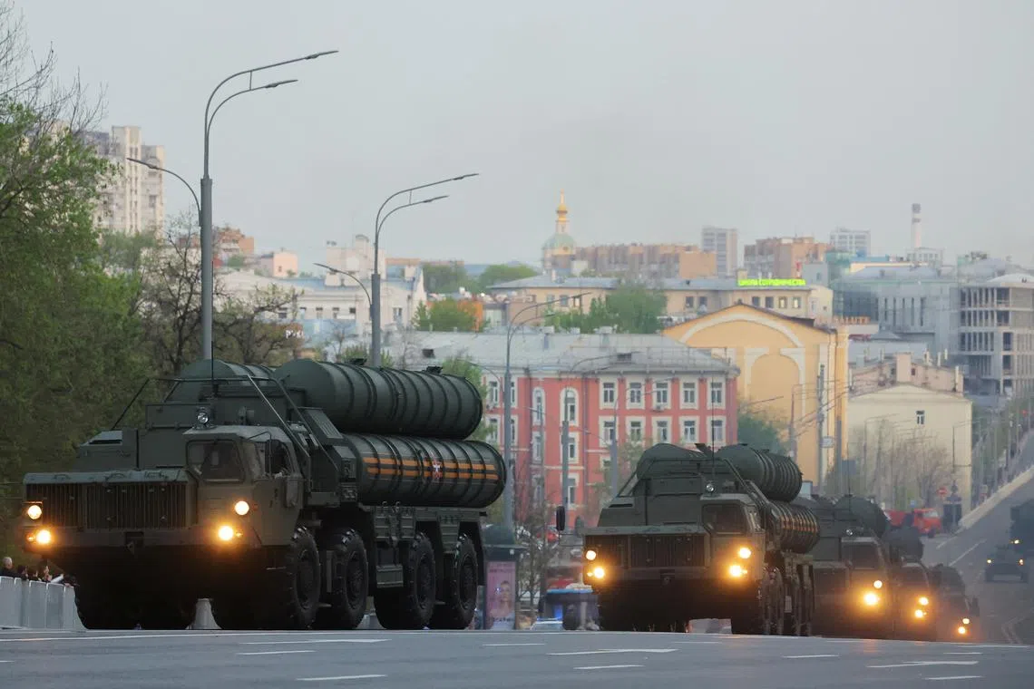 FILE PHOTO: Russian S-400 anti-aircraft missile systems drive along the street before a rehearsal for a military parade marking the anniversary of the victory over Nazi Germany in World War Two in Moscow, Russia April 27, 2023. REUTERS/Evgenia Novozhenina/File Photo