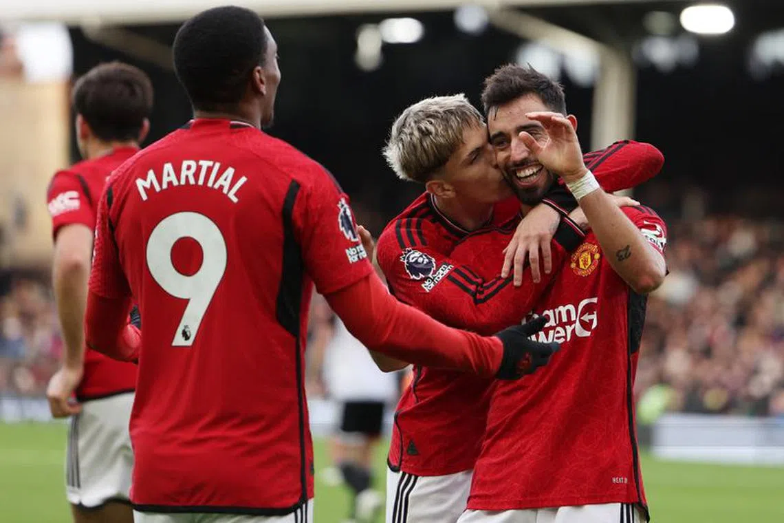 Soccer Football - Premier League - Fulham v Manchester United - Craven Cottage, London, Britain - November 4, 2023 Manchester United's Bruno Fernandes celebrates scoring their first goal with Alejandro Garnacho and Anthony Martial REUTERS/Hannah Mckay