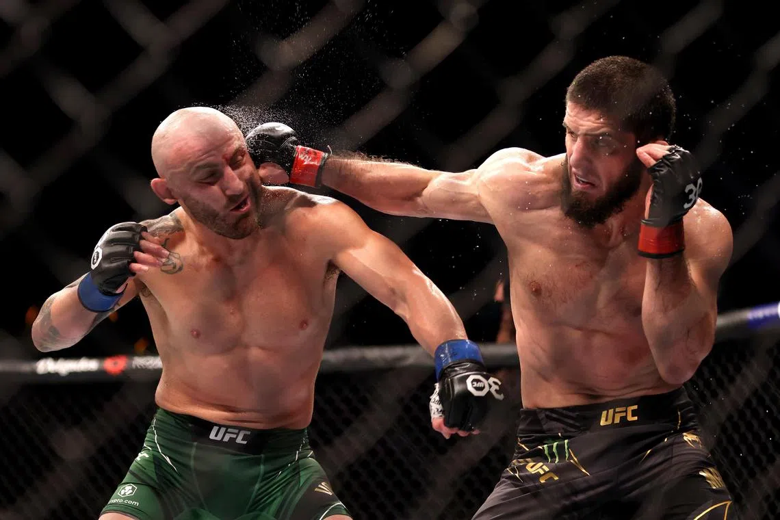 Alex Volkanovski (L) of Australia in action against Islam Makhachev (R) of Russia at UFC 284.