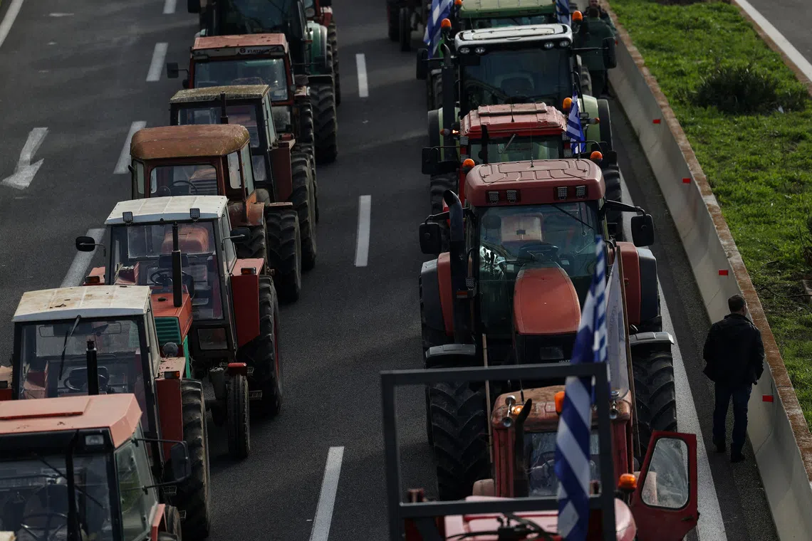 Farmers block a highway with tractors during a protest in Nikaia, near Larissa, Greece, November 30, 2025. REUTERS/Alexandros Avramidis