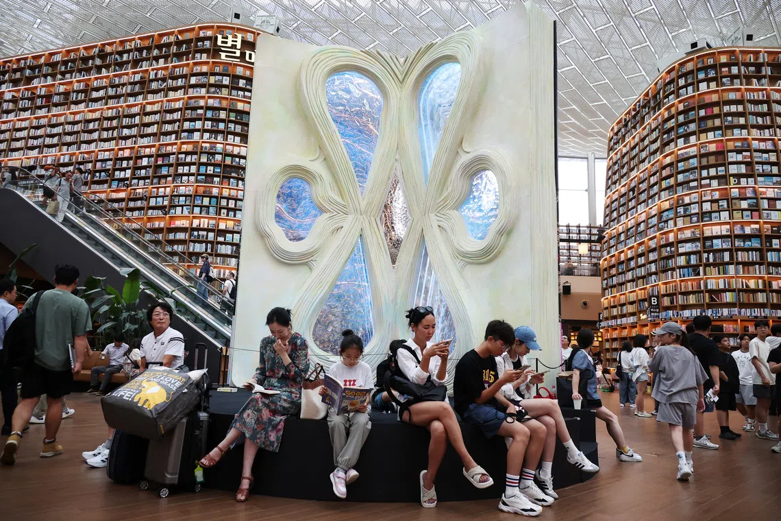 The age South Koreans consider appropriate to begin a career is 30.4 for men and 28.2 for women, survey results show.