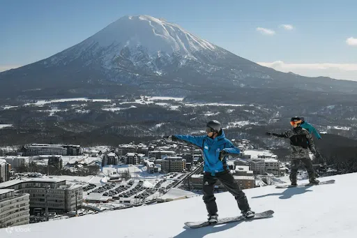 Ski lesson in Niseko resort in Japan