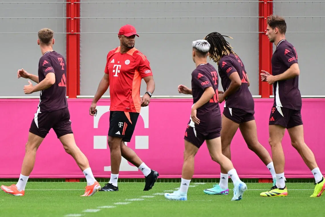 FILE PHOTO: Soccer Football - Bayern Munich Training - Saebener Strasse, Munich, Germany - July 17, 2024 Bayern Munich coach Vincent Kompany with Leon Goretzka and teammates during training REUTERS/Angelika Warmuth/File Photo