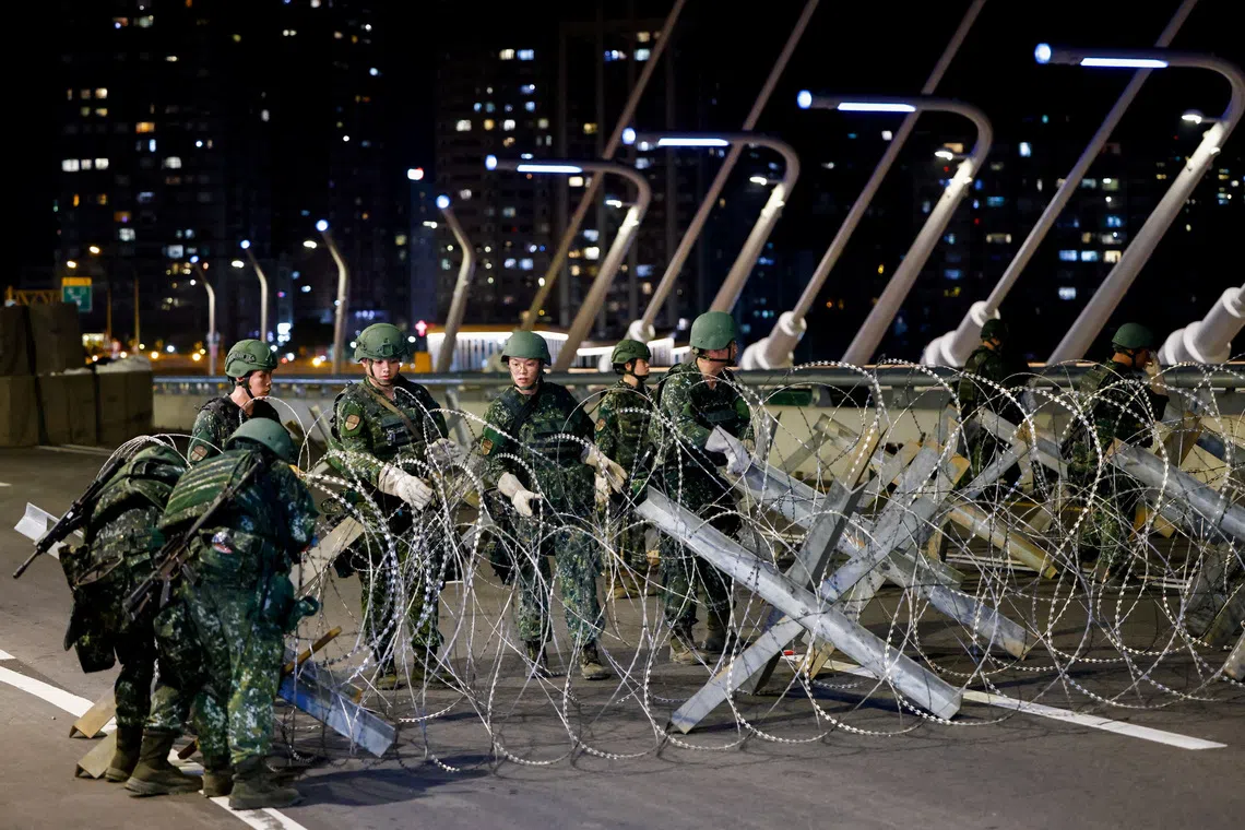 Taiwan Troops Drill Defending Danjiang Bridge in War Games