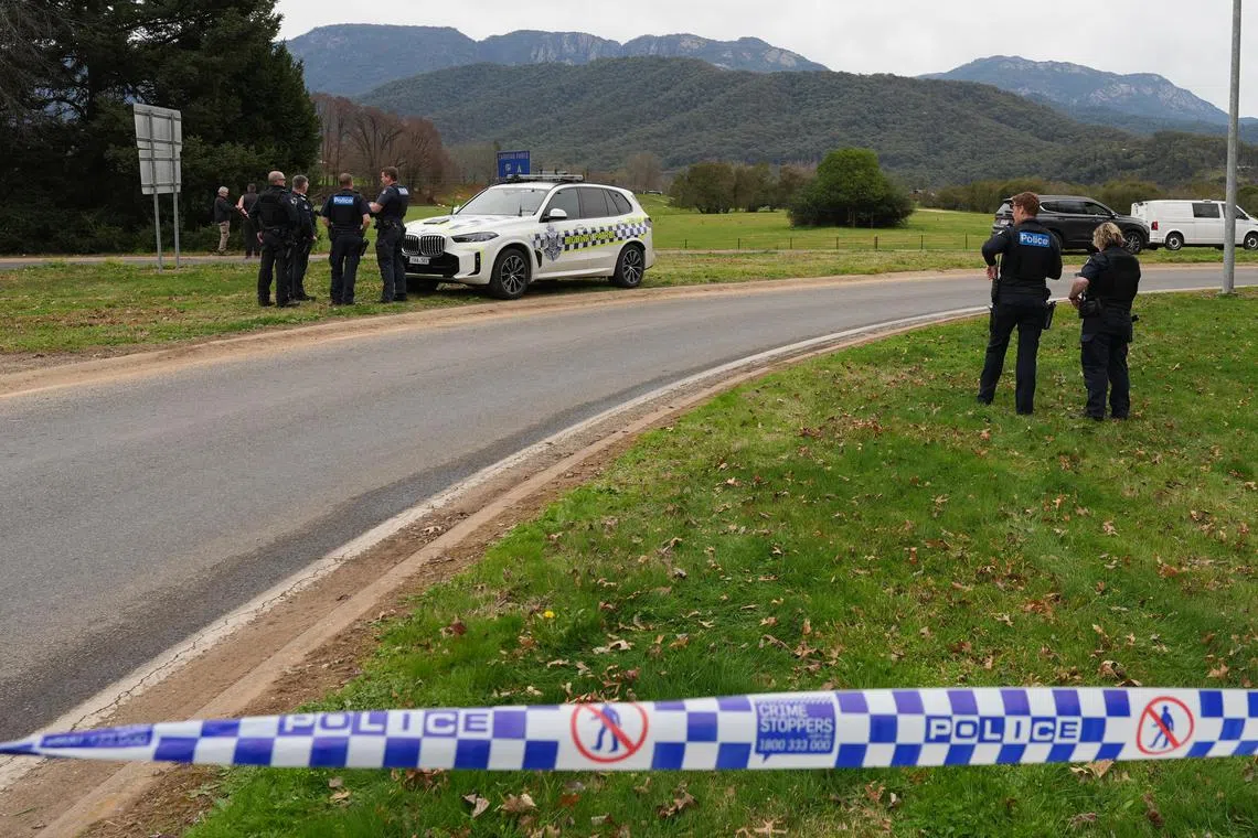 epa12322914 Victorian police at the scene of a shooting in the high country of Porepunkah in Victoria, Australia, 26 August 2025. Parts of the rural town, including a primary school, were placed into lockdown after two police officers were reportedly shot dead and a third critically injured.  EPA/SIMON DALLINGER NO ARCHIVING AUSTRALIA AND NEW ZEALAND OUT