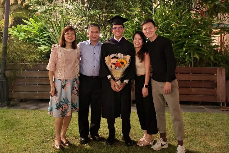 me4 chow (middle) pictured with his family after graduating from singapore management university with a bachelor of laws in 2022 before joining the saf digital and intelligence service later that year