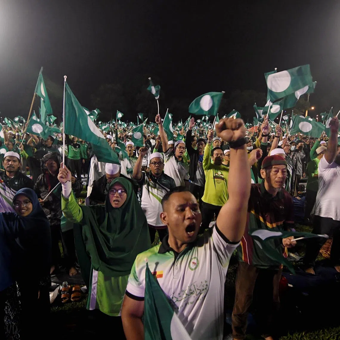 BANTING, 3 Okt -- Sebahagian perwakilan Parti Islam Semalaysia (PAS) bersorak sambil mengibarkan bendera parti ketika hadir ke majlis pelancaran Jentera PAS Pilihan Raya Umum ke-15 peringkat negeri di Stadium Terbuka Jugra Banting, malam tadi.

--fotoBERNAMA (2022) HAK CIPTA TERPELIHARA