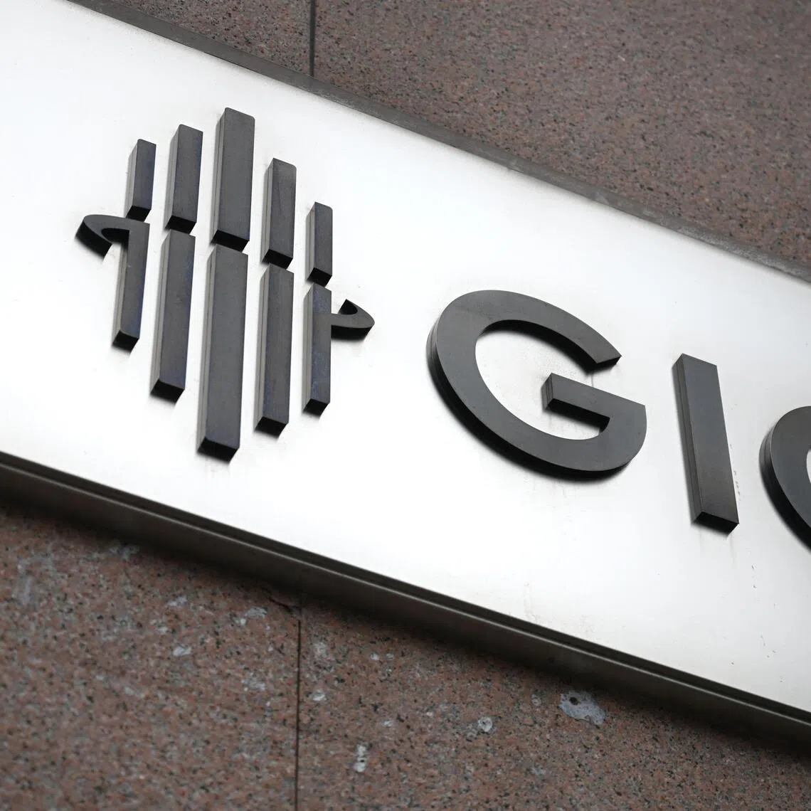 The company will leave its current place in Pacific Century Place Marunouchi, a building in which it owns a stake, and move into Shin-Marunouchi Building in early January,