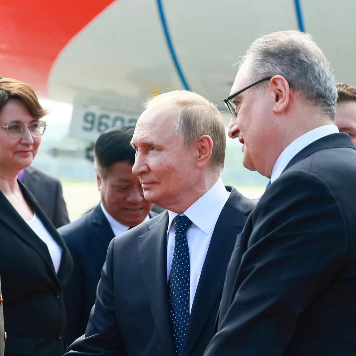 Russian President Vladimir Putin being greeted by Russian Trade Representative to China Alexey Dakhnovsky (far left) and Russian Ambassador to China Igor Morgulov (at right) on his arrival in Tianjin on Aug 31.