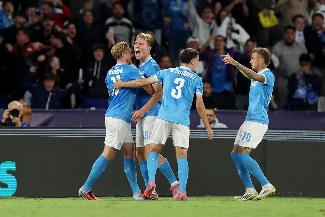 Soccer Football - UEFA Champions League - Napoli v Sporting CP - Stadio Diego Armando Maradona, Naples, Italy - October 1, 2025 Napoli's Rasmus Hojlund celebrates scoring their second goal with teammates REUTERS/Ciro De Luca