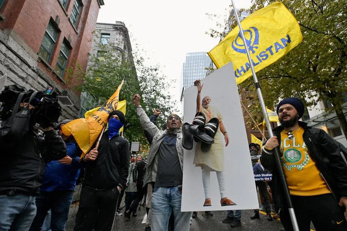 FILE PHOTO: Demonstrators holding flags and signs protest outside India's consulate, a week after Canada's Prime Minister Justin Trudeau raised the prospect of New Delhi's involvement in the murder of Sikh separatist leader Hardeep Singh Nijjar, in Vancouver, British Columbia, Canada September 25, 2023.  REUTERS/Jennifer Gauthier/File Photo