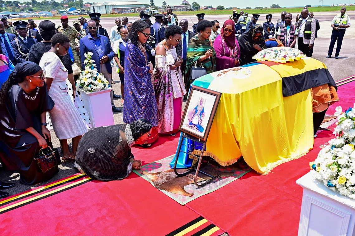 Family members and mourners attend the ceremony to receive the coffin with the body of King Oyo Nyimba Kabamba Iguru Rukidi IV, of the Tooro Kingdom, who died in late August aged 34 while receiving treatment in the U.S., at the Entebbe International Airport, in Entebbe, Uganda September 4, 2026. REUTERS/Abubaker Lubowa