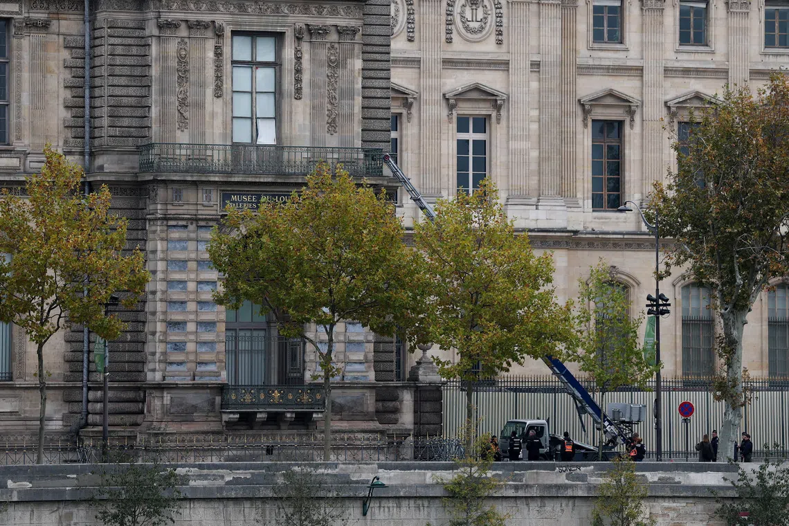 A view shows a crane believed to be used in an alleged robbery at the Louvre museum, in Paris, France, October 19, 2025. REUTERS/Gonzalo Fuentes