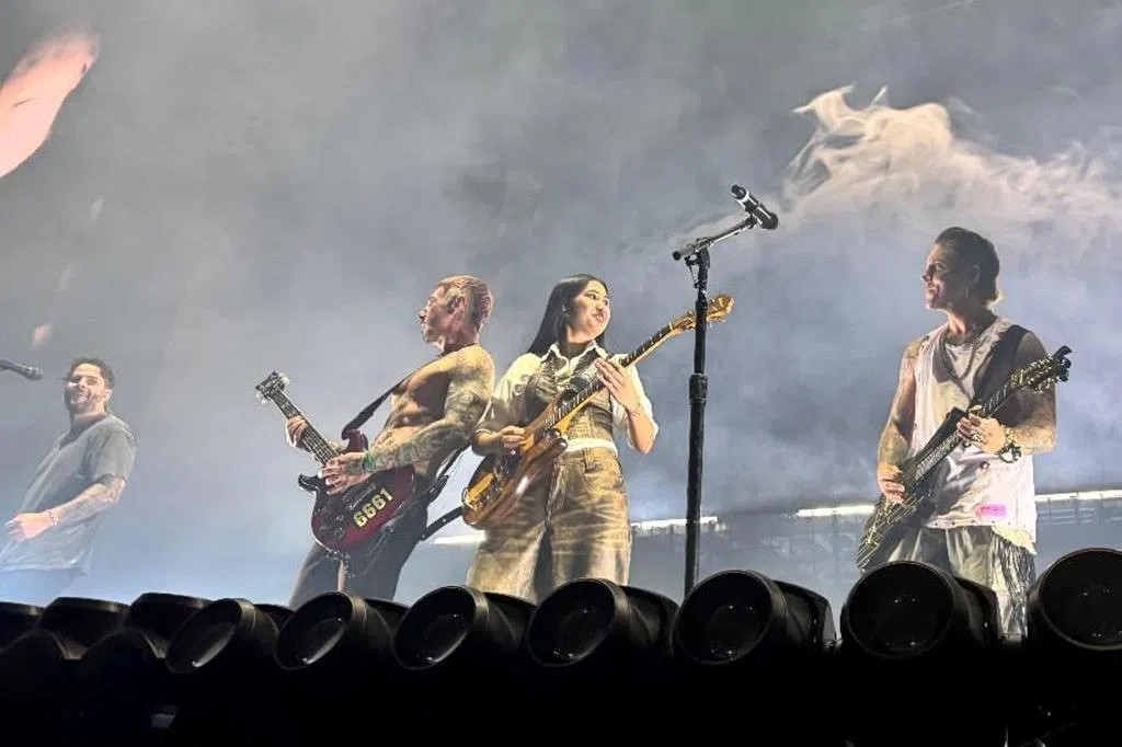 ednene - Screenshot. Thai singer-guitarist Nene Royal, 16, performing with American band Avenged Sevenfold at Singapore Indoor Stadium on Oct 13, 2026. From left to right: M. Shadows, Zacky Vengeance, Nene Royal and Synyster Gates.
PHOTO: KPPHAI/INSTAGRAM