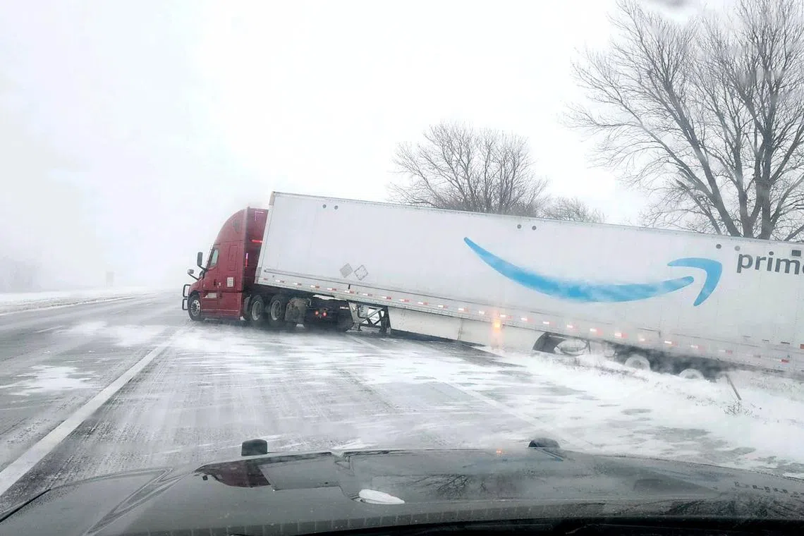 More than 760,000 people in the northern US Great Plains were under a blizzard warning on Dec 25, as heavy snow and powerful winds pounded the region, creating treacherous road conditions that could last through Dec 26. Central South Dakota, where more than a foot (30cm) of snow was possible, was expected to bear the brunt of the storm.