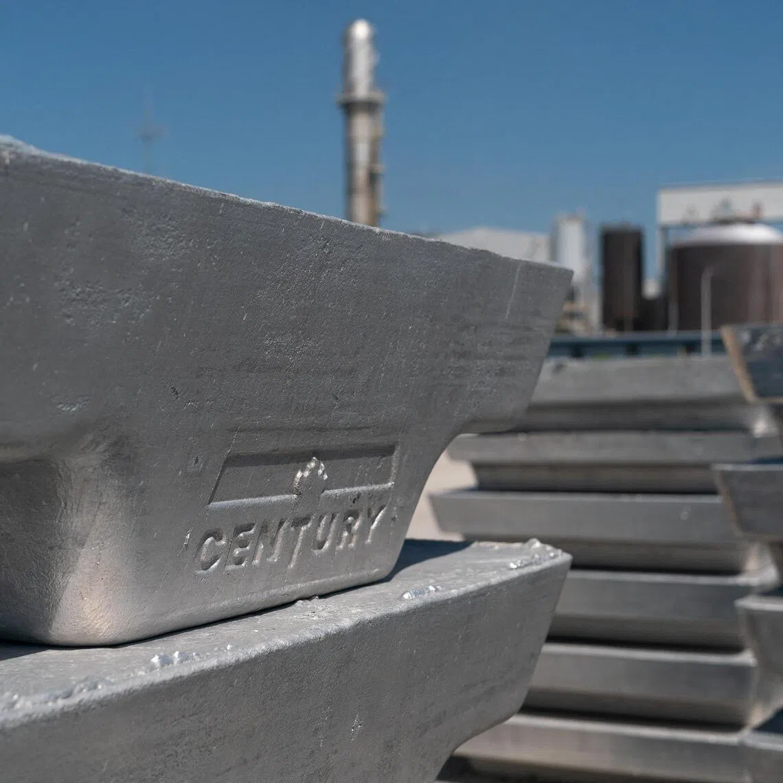 Overseas orders for aluminum products used in cars and packaging should see a noticeable increase in April, according to analysts.