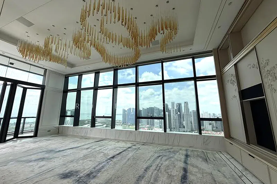 Taking centre stage at Su Yongcan’s penthouse are a raindrop chandelier and a ceiling art installation.