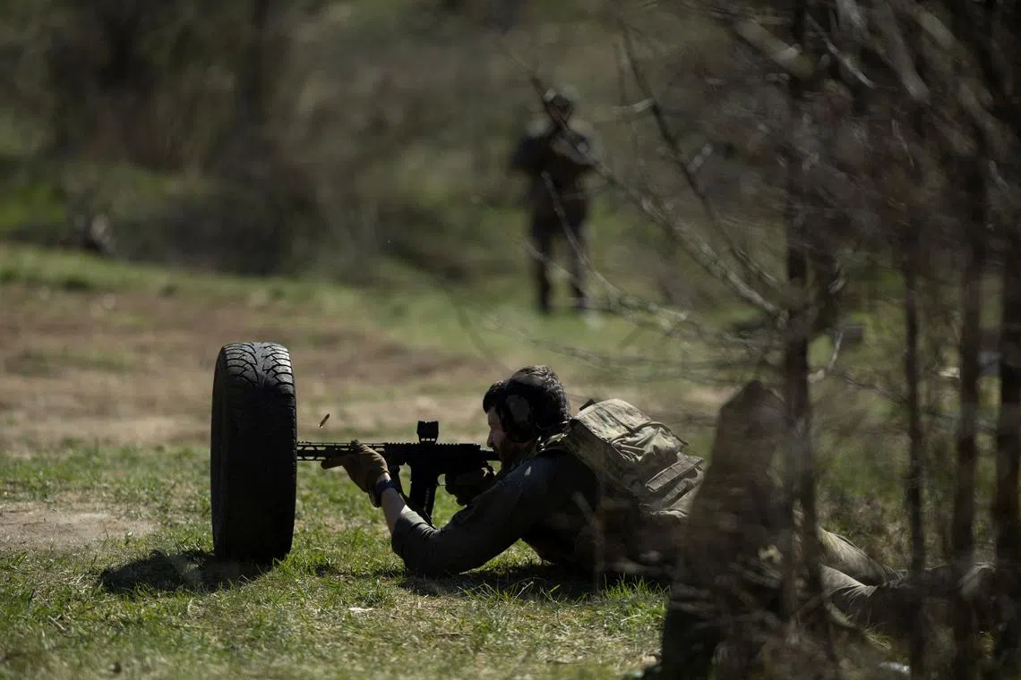 A Ukrainian serviceman of the 58th brigade practices at a shooting range in the Donetsk region, amid Russia’s attack on Ukraine, April 7, 2024. REUTERS/Thomas Peter/File Photo