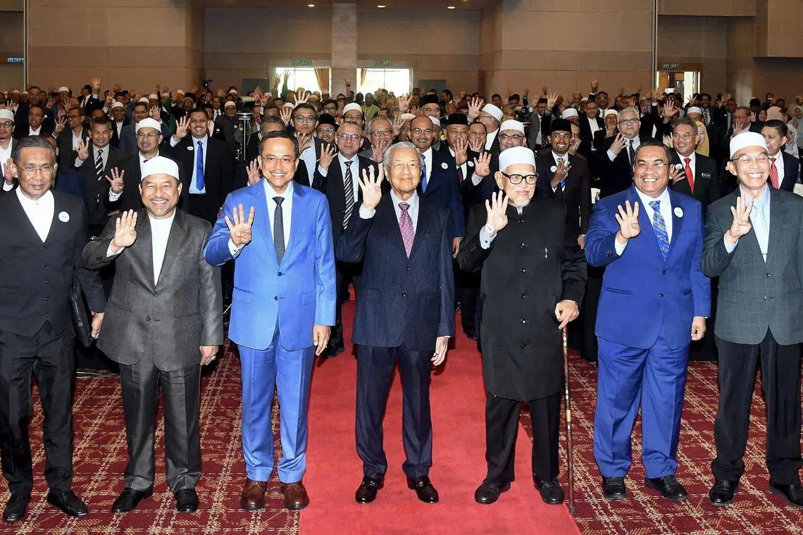 Former Malaysian premier Mahathir Mohamad (centre), at the State Government 4 summit with PAS and state officials.