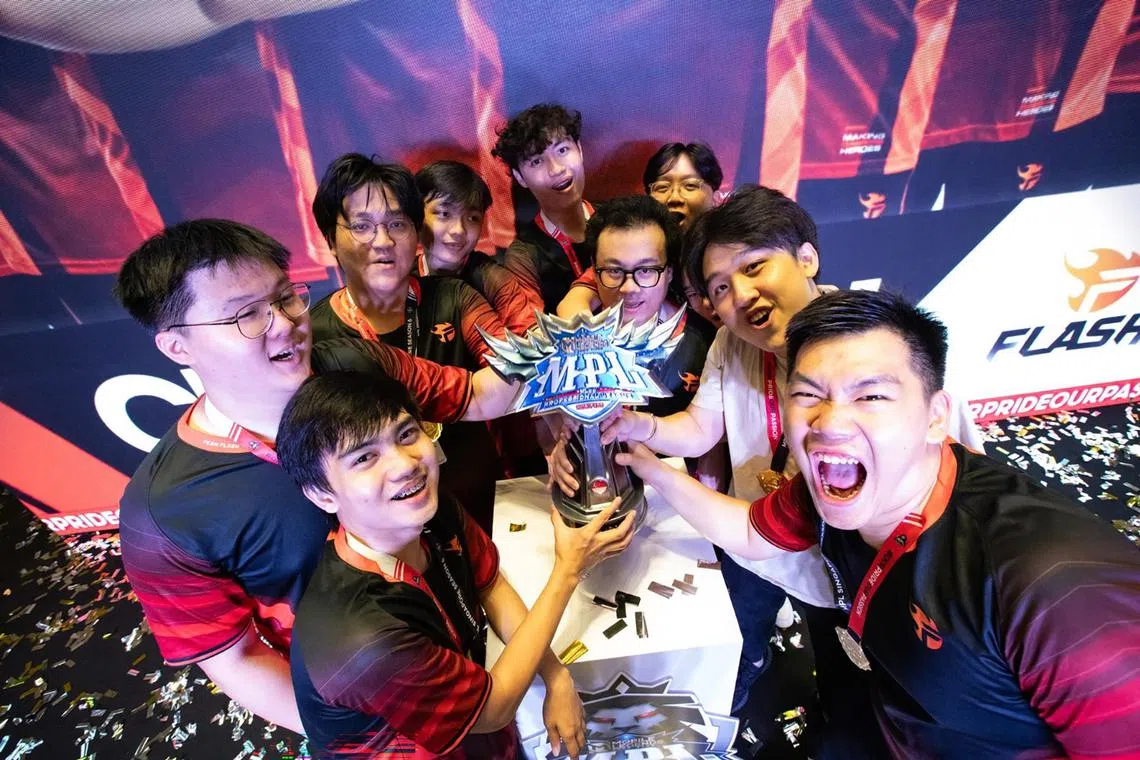 Bellamy "Lolsie" Yeo (right) helped Team Flash win the MPL Singapore Season 6 to qualify for the M5 in the Philippines.