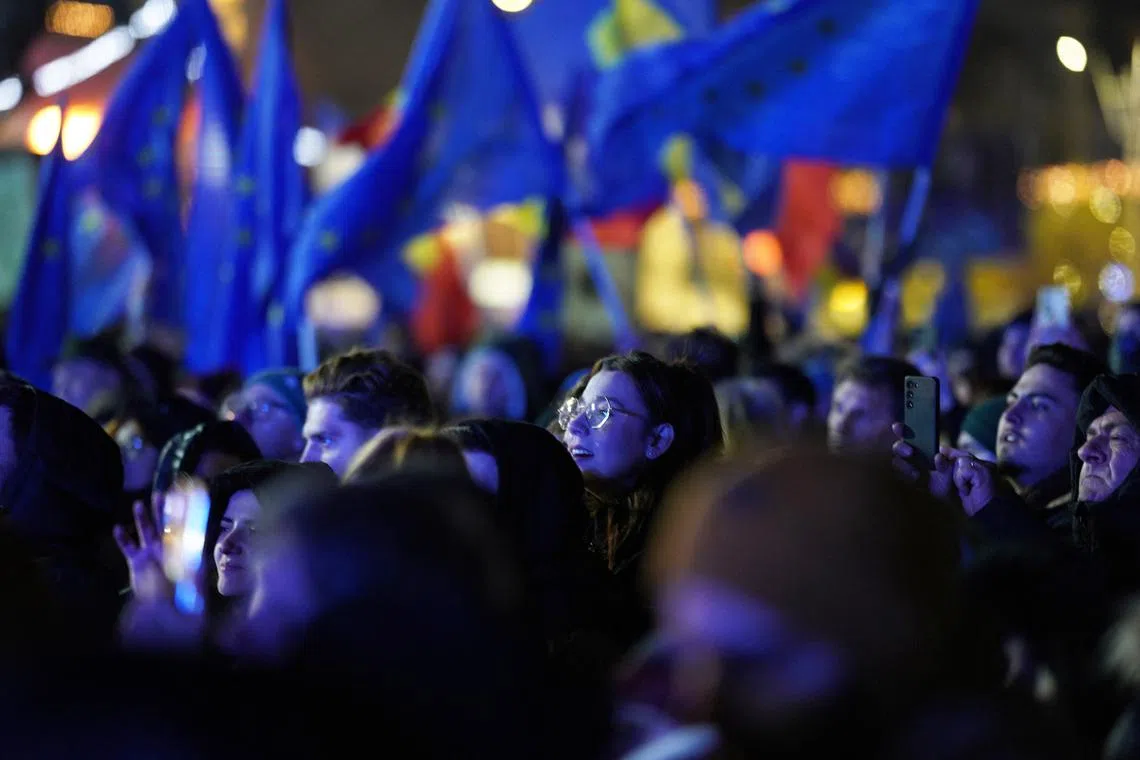 FILE PHOTO: People attend a pro-European rally ahead of the runoff for the presidential elections in Bucharest, Romania, December 5, 2024. REUTERS/Andreea Campeanu/File Photo