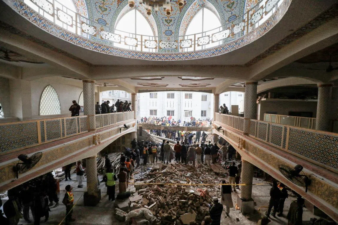 People and rescue workers gather to look for survivors under a collapsed roof, after a suicide blast in a mosque in Peshawar, Pakistan January 30, 2023. REUTERS/Fayaz Aziz     TPX IMAGES OF THE DAY     REFILE - QUALITY REPEAT