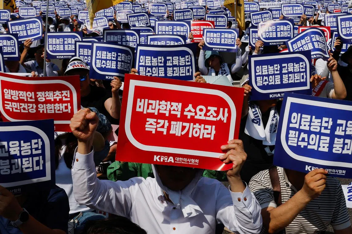 FILE PHOTO: Doctors strike and shout slogans during a rally to protest against government plans to increase medical school admissions and healthcare reform in Seoul, South Korea, June 18, 2024. REUTERS/Kim Soo-hyeon/File Photo